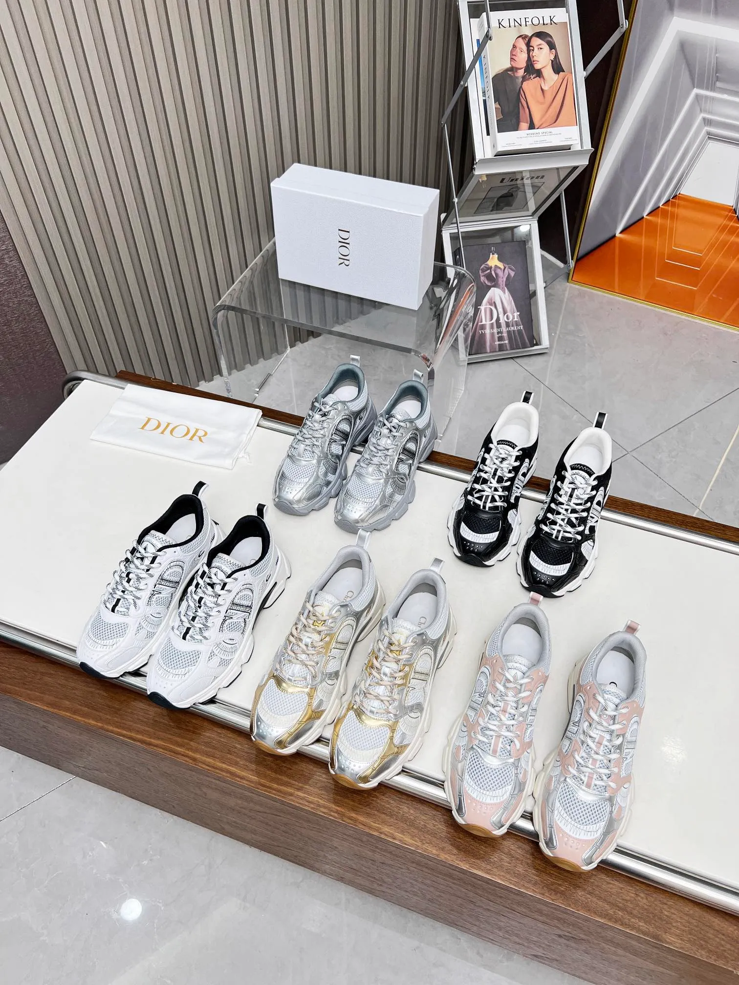 👟👟Ex-factory price 560👟👟 Dior Casual Sports Shoes Dad Shoes This new Dior Chrono sports shoe autumn ready-to-wear series reinterprets running shoes with Dior's high-end style. White and black mesh fabric with leather-effect panels, CD logo on the sides, star patch on the tongue and Dior logo on the heel, many details highlight the style. Using two-color laces, lightweight soles with star decoration, it can create a casual look all year round ▪️Size: 35-40